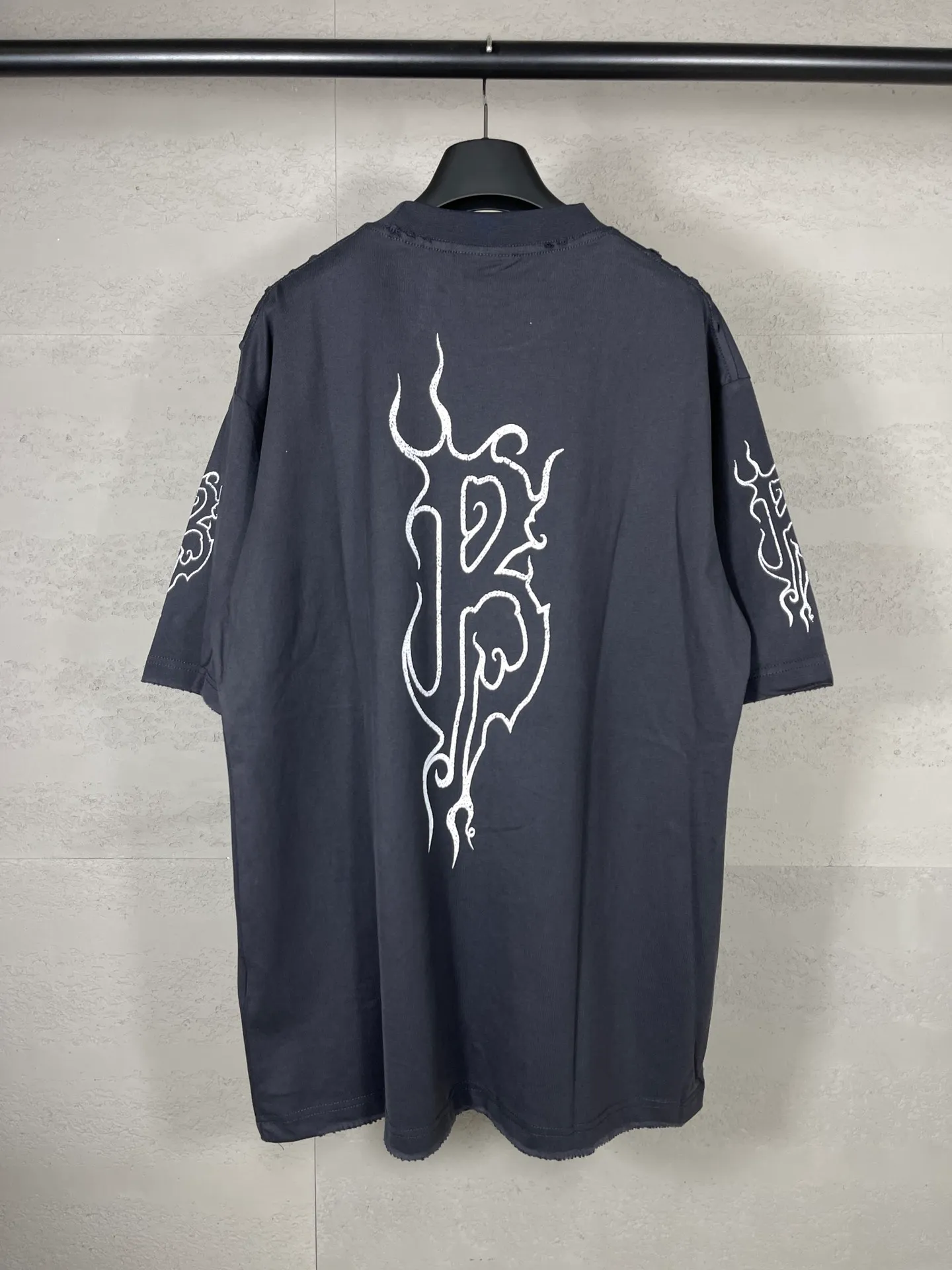 【 . Quality】BALENCI*GA/ .2024New Arrival LOGO T 。 . Authentic ， ！ ZP 。 260 ， . ， ，。 。Classic LOGO ， ， 。 . ， ， ， OS . Same Style ：BL 233303 ：Black，White，Yellow， Size：XS L